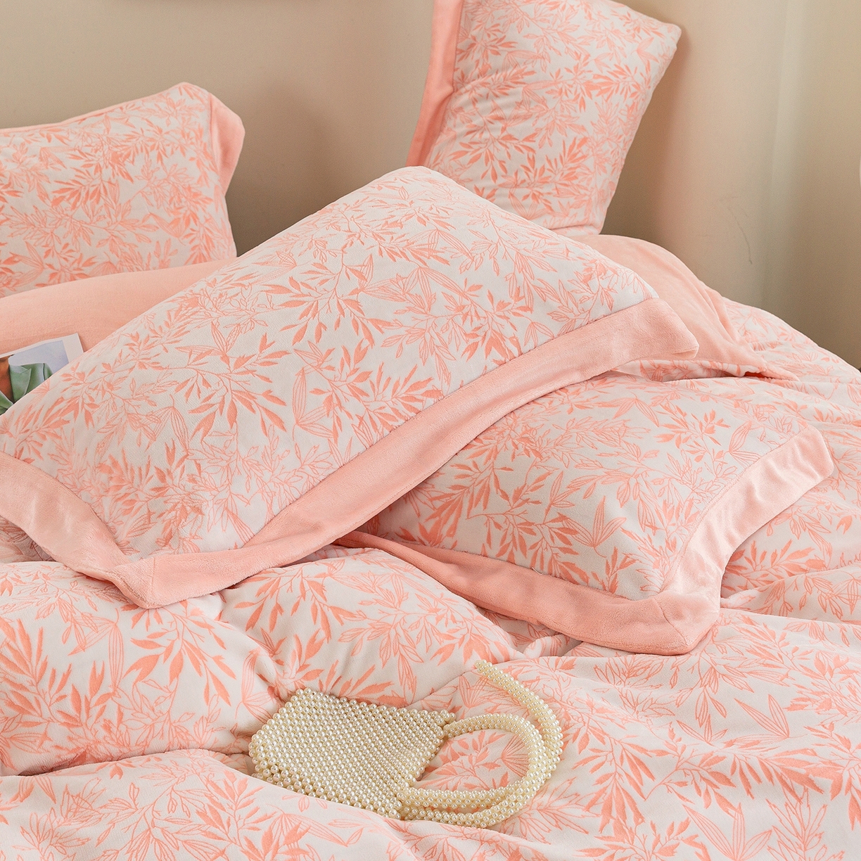 91家纺网 家纺一手货源 找家纺 （总）绒博士 2025新款230克牛奶绒单拼角雕花宽边款四件套--倩影系列