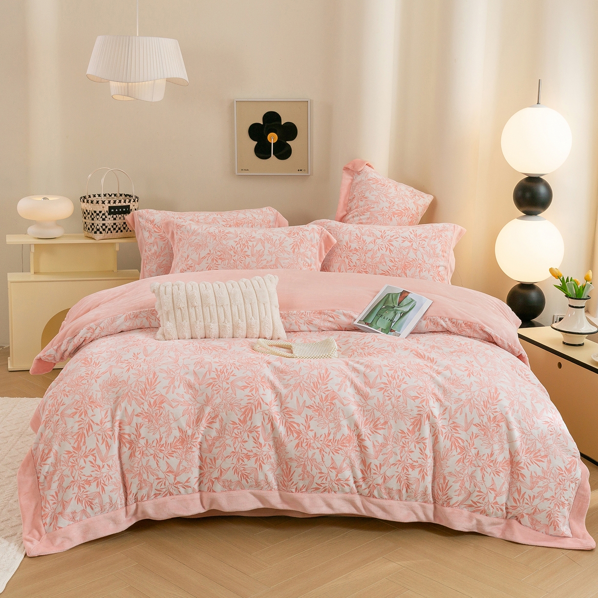 91家纺网 家纺一手货源 找家纺 绒博士 2025新款230克牛奶绒单拼角雕花宽边款四件套--倩影系列 倩影-粉玉