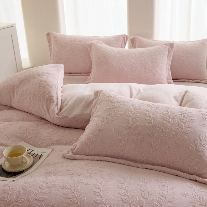 91家纺网 家纺一手货源 找家纺 亿梵 2025秋冬新款A类全消光牛奶绒立体5D雕花绒四件套 安娜花园-白桃粉