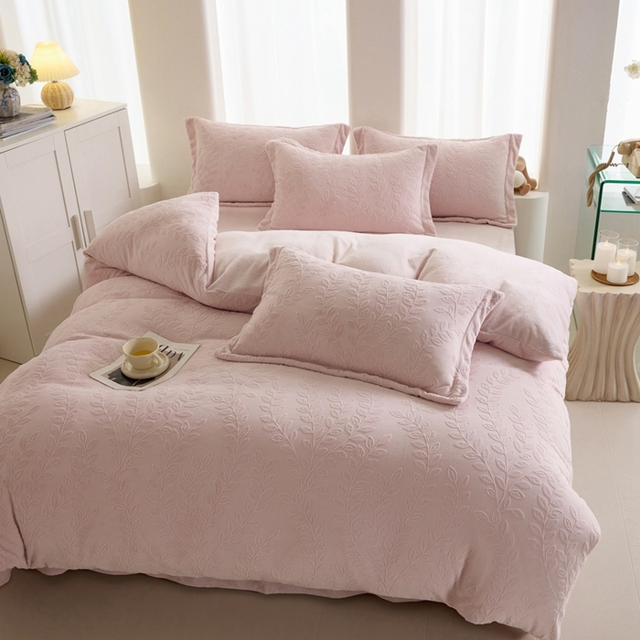 91家纺网 家纺一手货源 找家纺 亿梵 2025秋冬新款A类全消光牛奶绒立体5D雕花绒四件套 安娜花园-白桃粉