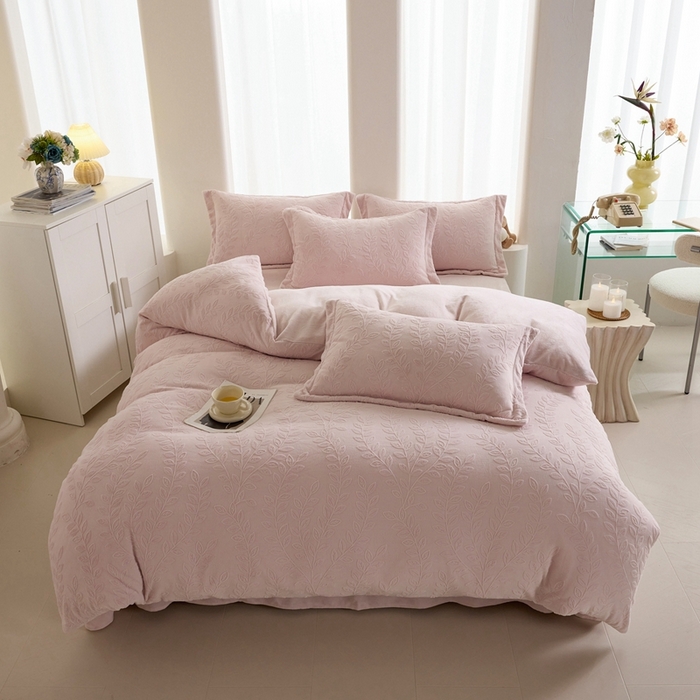 91家纺网 家纺一手货源 找家纺 亿梵 2025秋冬新款A类全消光牛奶绒立体5D雕花绒四件套 安娜花园-白桃粉