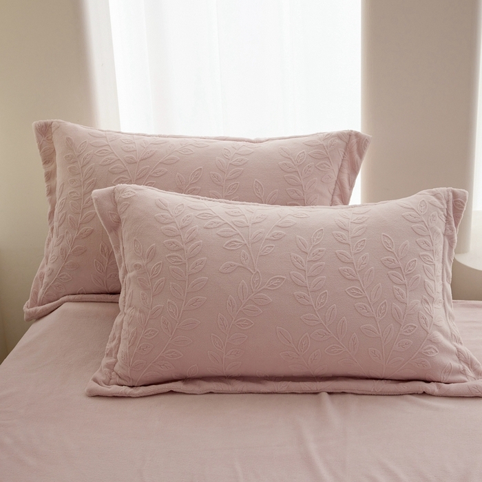 91家纺网 家纺一手货源 找家纺 亿梵 2025秋冬新款A类全消光牛奶绒立体5D雕花绒四件套 安娜花园-白桃粉