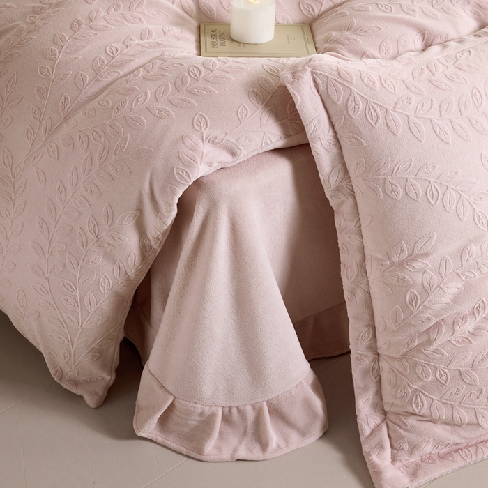 91家纺网 家纺一手货源 找家纺 亿梵 2025秋冬新款A类全消光牛奶绒立体5D雕花绒四件套 安娜花园-白桃粉