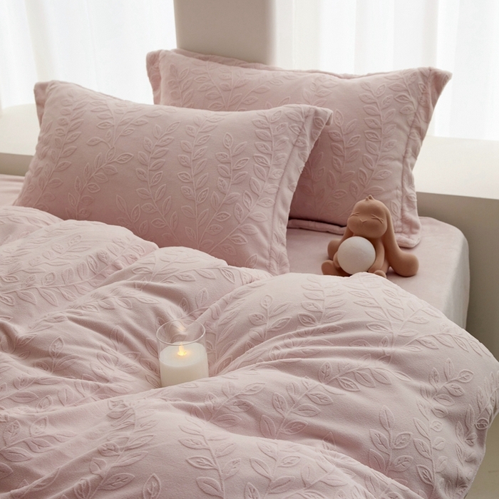 91家纺网 家纺一手货源 找家纺 亿梵 2025秋冬新款A类全消光牛奶绒立体5D雕花绒四件套 安娜花园-白桃粉