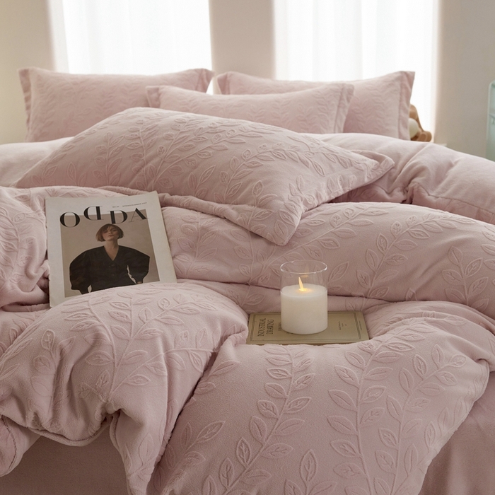 91家纺网 家纺一手货源 找家纺 亿梵 2025秋冬新款A类全消光牛奶绒立体5D雕花绒四件套 安娜花园-白桃粉