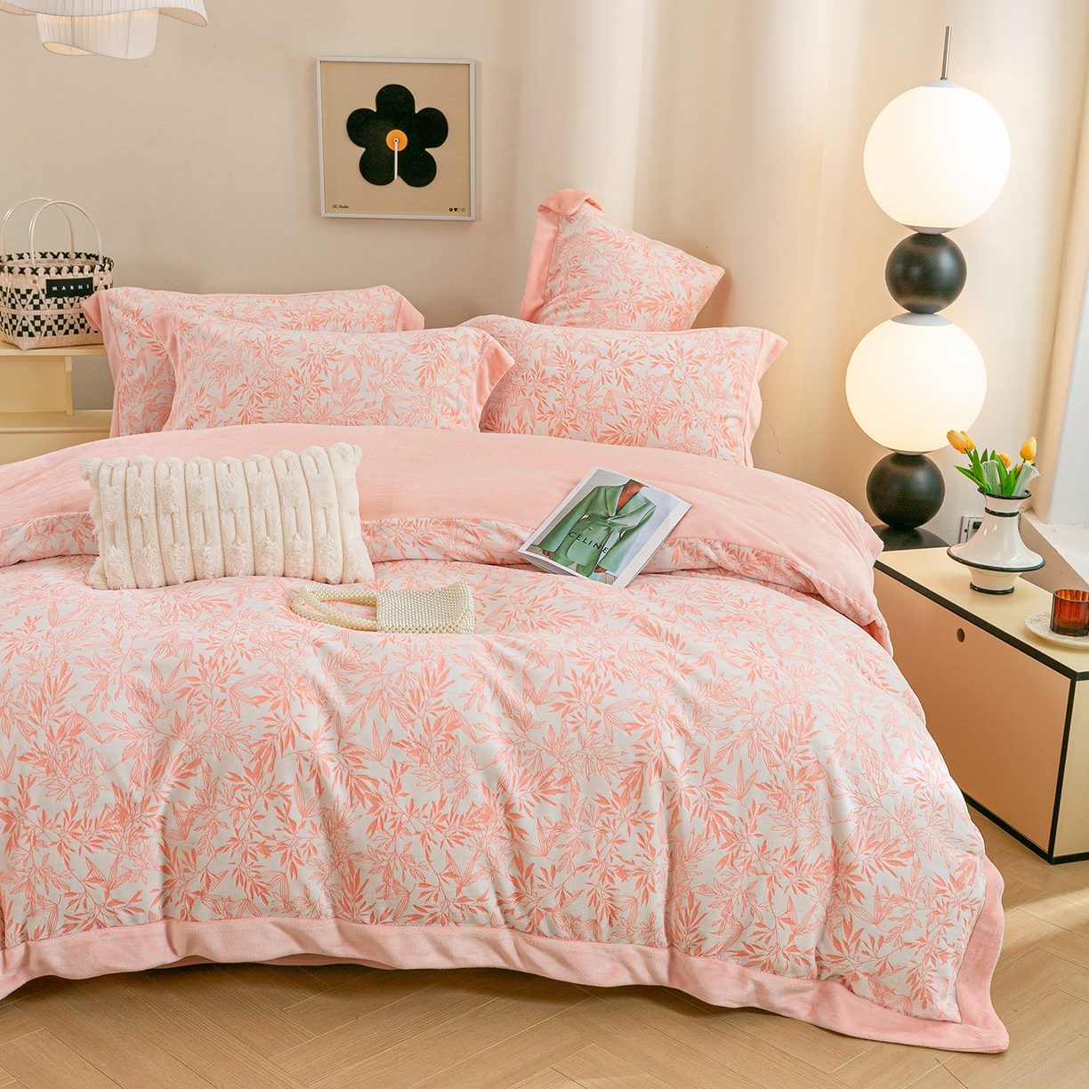 91家纺网 家纺一手货源 找家纺 绒博士 2025新款230克牛奶绒单拼角雕花宽边款四件套--倩影系列 倩影-粉玉