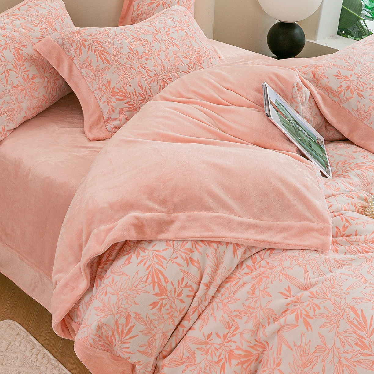 91家纺网 家纺一手货源 找家纺 绒博士 2025新款230克牛奶绒单拼角雕花宽边款四件套--倩影系列 倩影-粉玉