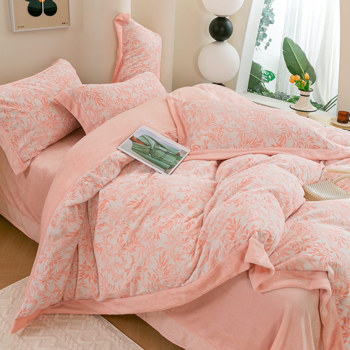 91家纺网 家纺一手货源 找家纺 绒博士 2025新款230克牛奶绒单拼角雕花宽边款四件套--倩影系列 倩影-粉玉