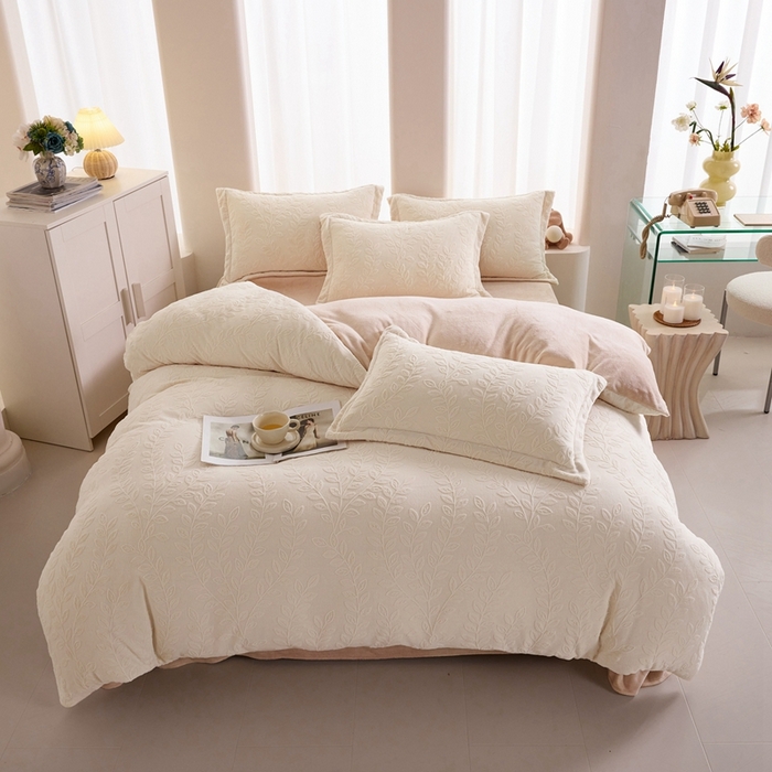 91家纺网 家纺一手货源 找家纺 亿梵 2025秋冬新款A类全消光牛奶绒立体5D雕花绒四件套 安娜花园-奶油白