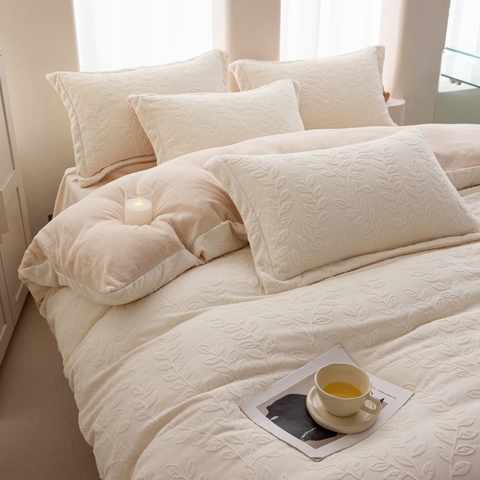 91家纺网 家纺一手货源 找家纺 亿梵 2025秋冬新款A类全消光牛奶绒立体5D雕花绒四件套 安娜花园-奶油白