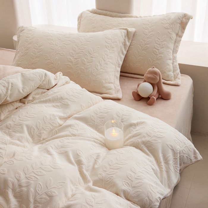 91家纺网 家纺一手货源 找家纺 亿梵 2025秋冬新款A类全消光牛奶绒立体5D雕花绒四件套 安娜花园-奶油白