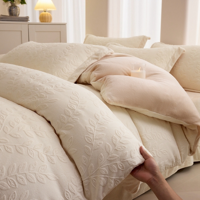 91家纺网 家纺一手货源 找家纺 亿梵 2025秋冬新款A类全消光牛奶绒立体5D雕花绒四件套 安娜花园-奶油白