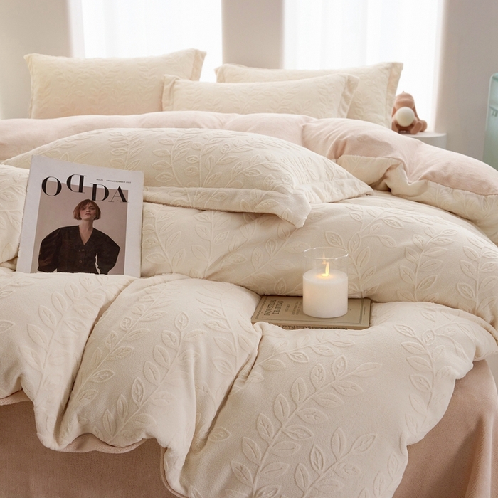 91家纺网 家纺一手货源 找家纺 亿梵 2025秋冬新款A类全消光牛奶绒立体5D雕花绒四件套 安娜花园-奶油白