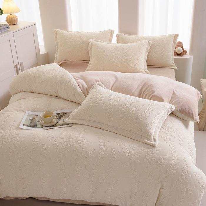 91家纺网 家纺一手货源 找家纺 亿梵 2025秋冬新款A类全消光牛奶绒立体5D雕花绒四件套 安娜花园-奶油白