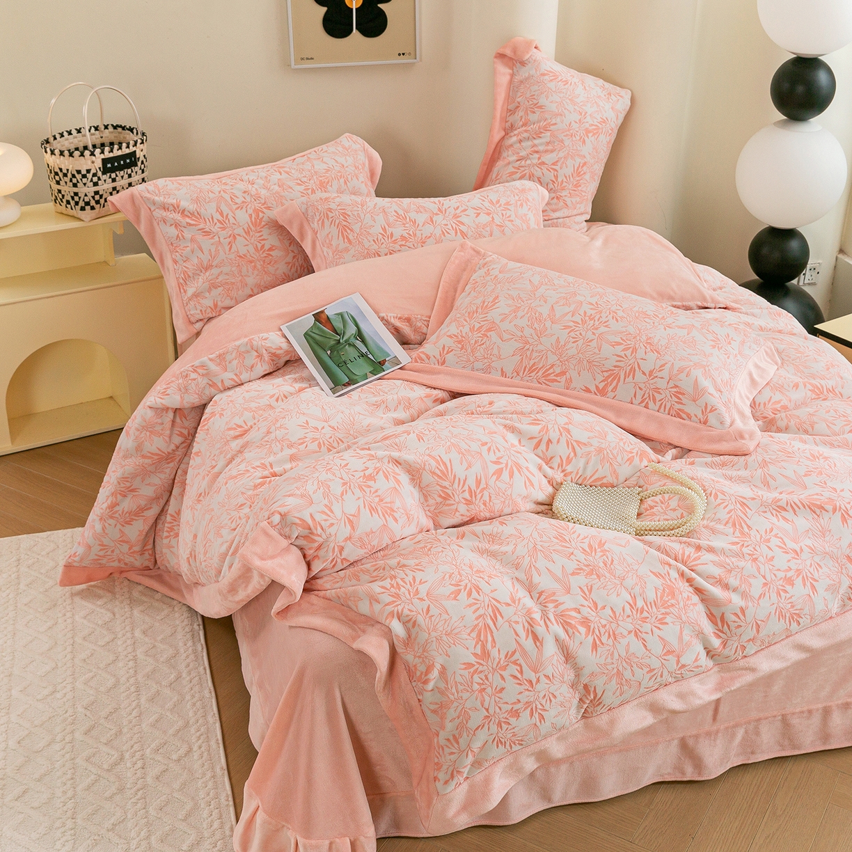 91家纺网 家纺一手货源 找家纺 绒博士 2025新款230克牛奶绒单拼角雕花宽边款四件套--倩影系列 倩影-粉玉