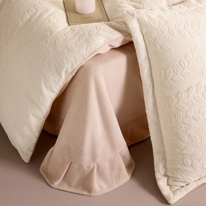 91家纺网 家纺一手货源 找家纺 亿梵 2025秋冬新款A类全消光牛奶绒立体5D雕花绒四件套 安娜花园-奶油白