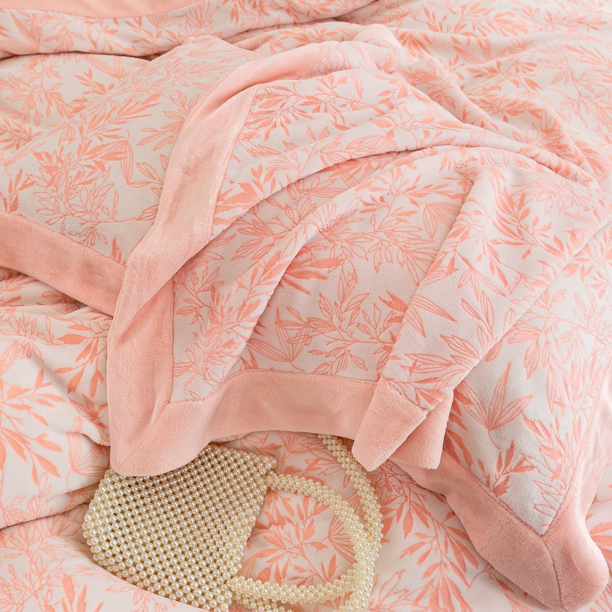 91家纺网 家纺一手货源 找家纺 绒博士 2025新款230克牛奶绒单拼角雕花宽边款四件套--倩影系列 倩影-粉玉