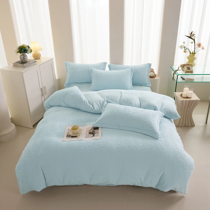 91家纺网 家纺一手货源 找家纺 亿梵 2025秋冬新款A类全消光牛奶绒立体5D雕花绒四件套 安娜花园-天空蓝