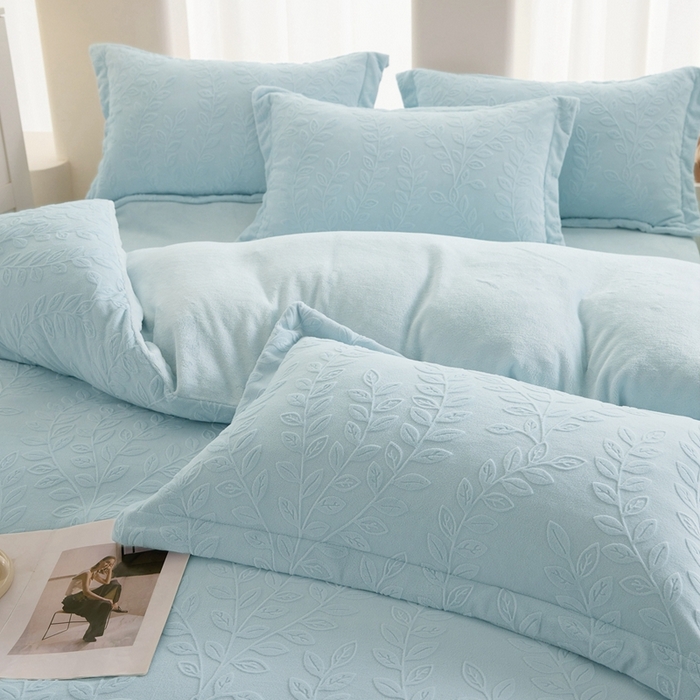 91家纺网 家纺一手货源 找家纺 亿梵 2025秋冬新款A类全消光牛奶绒立体5D雕花绒四件套 安娜花园-天空蓝