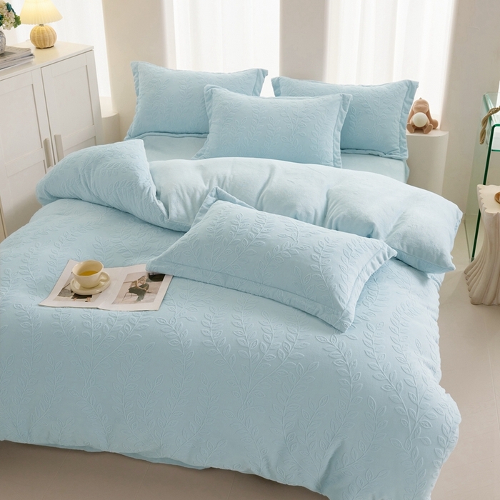 91家纺网 家纺一手货源 找家纺 亿梵 2025秋冬新款A类全消光牛奶绒立体5D雕花绒四件套 安娜花园-天空蓝