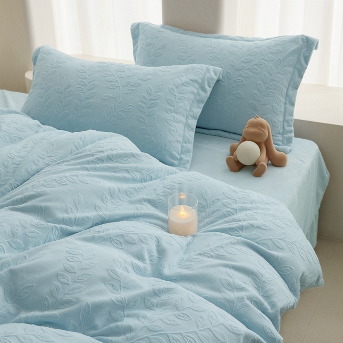 91家纺网 家纺一手货源 找家纺 亿梵 2025秋冬新款A类全消光牛奶绒立体5D雕花绒四件套 安娜花园-天空蓝