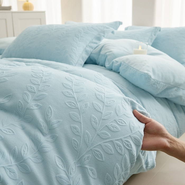 91家纺网 家纺一手货源 找家纺 亿梵 2025秋冬新款A类全消光牛奶绒立体5D雕花绒四件套 安娜花园-天空蓝