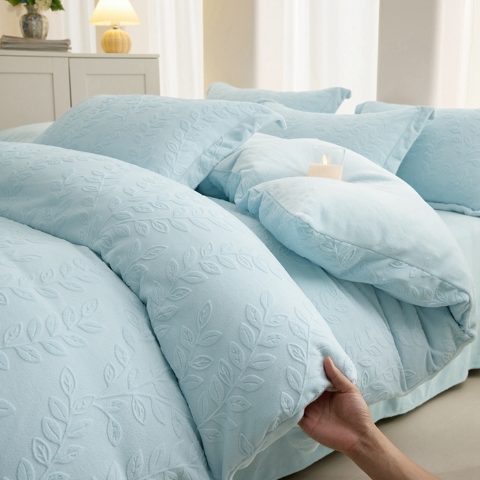 91家纺网 家纺一手货源 找家纺 亿梵 2025秋冬新款A类全消光牛奶绒立体5D雕花绒四件套 安娜花园-天空蓝