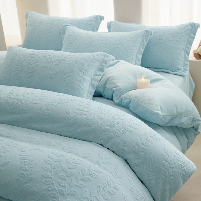 91家纺网 家纺一手货源 找家纺 亿梵 2025秋冬新款A类全消光牛奶绒立体5D雕花绒四件套 安娜花园-天空蓝