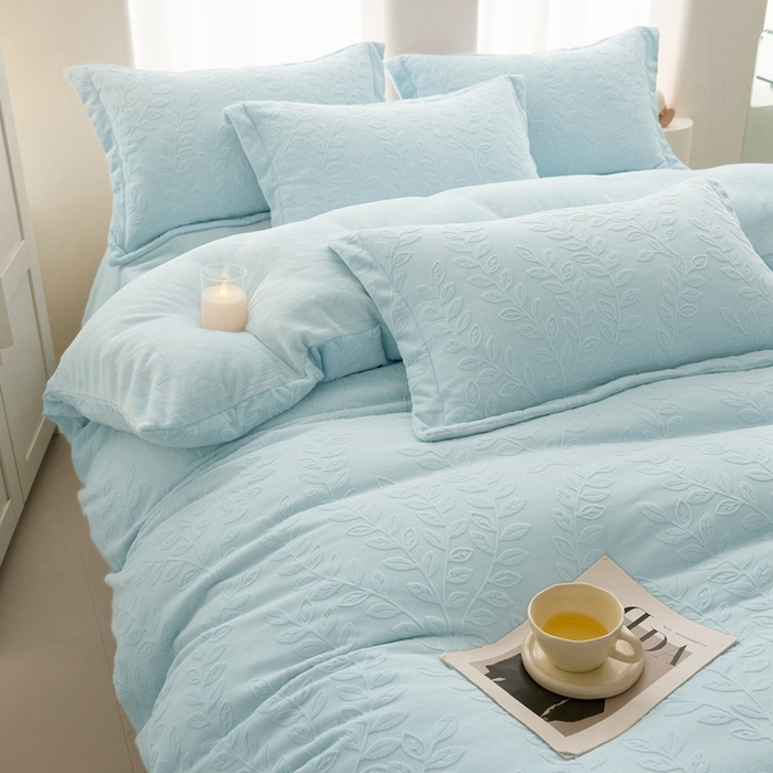 91家纺网 家纺一手货源 找家纺 亿梵 2025秋冬新款A类全消光牛奶绒立体5D雕花绒四件套 安娜花园-天空蓝