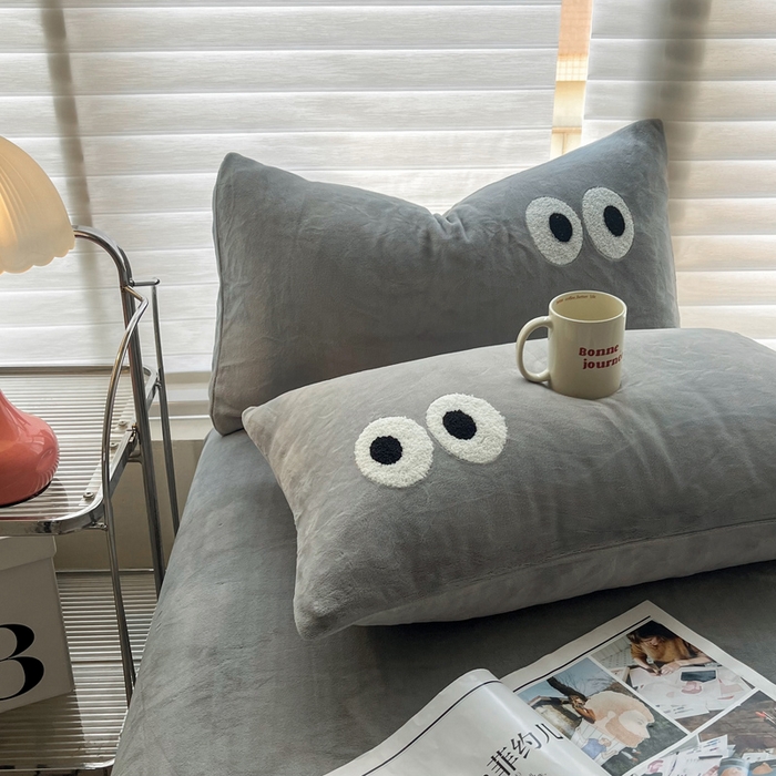 91家纺网 家纺一手货源 找家纺 悦织湾家纺 2025新款牛奶绒纯色单品枕套冬季加厚保暖透气轻奢时尚卡通枕套单品枕套枕套单件 牛奶绒浅灰