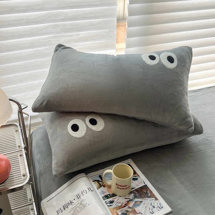 91家纺网 家纺一手货源 找家纺 悦织湾家纺 2025新款牛奶绒纯色单品枕套冬季加厚保暖透气轻奢时尚卡通枕套单品枕套枕套单件 牛奶绒浅灰