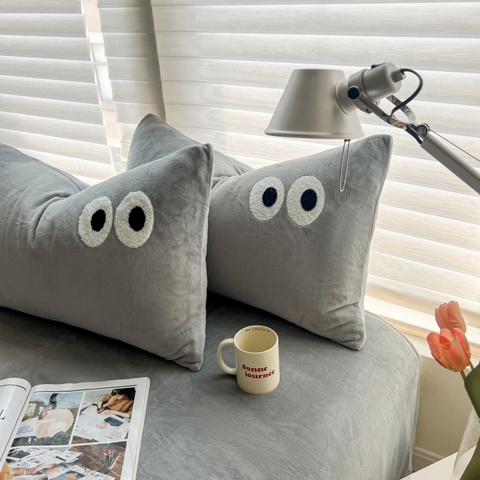 91家纺网 家纺一手货源 找家纺 悦织湾家纺 2025新款牛奶绒纯色单品枕套冬季加厚保暖透气轻奢时尚卡通枕套单品枕套枕套单件 牛奶绒浅灰