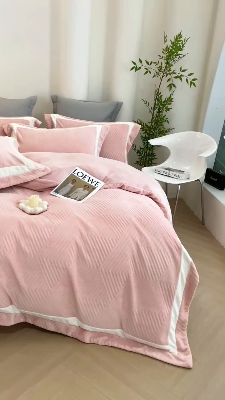 91家纺网 家纺一手货源 找家纺 （总）绒博士 2025新款牛奶绒双拼角雕花宽边款四件套--西西里系列