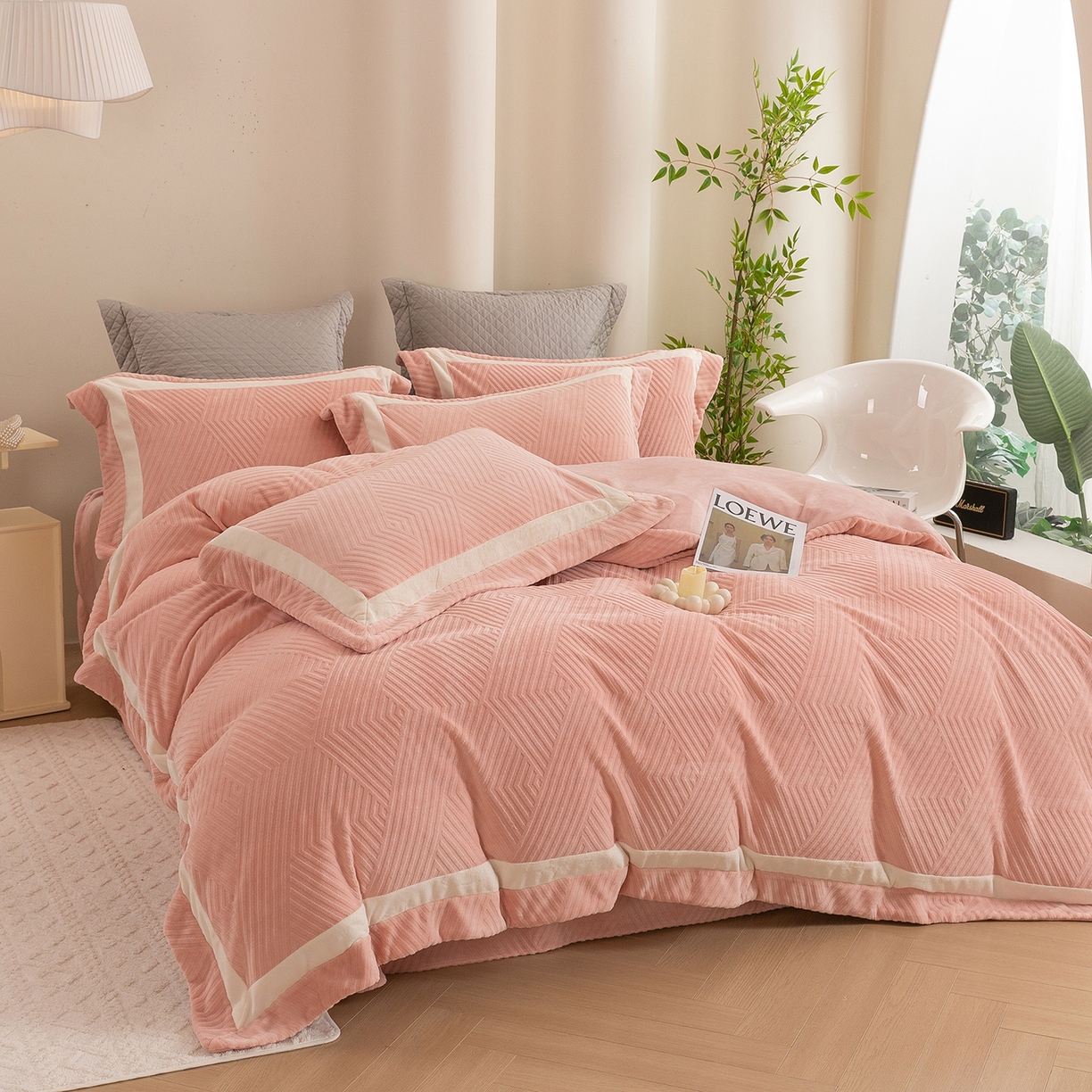 91家纺网 家纺一手货源 找家纺 （总）绒博士 2025新款牛奶绒双拼角雕花宽边款四件套--西西里系列