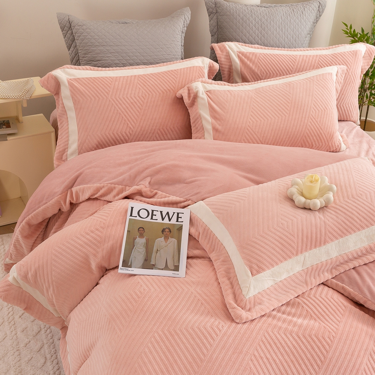 91家纺网 家纺一手货源 找家纺 （总）绒博士 2025新款牛奶绒双拼角雕花宽边款四件套--西西里系列