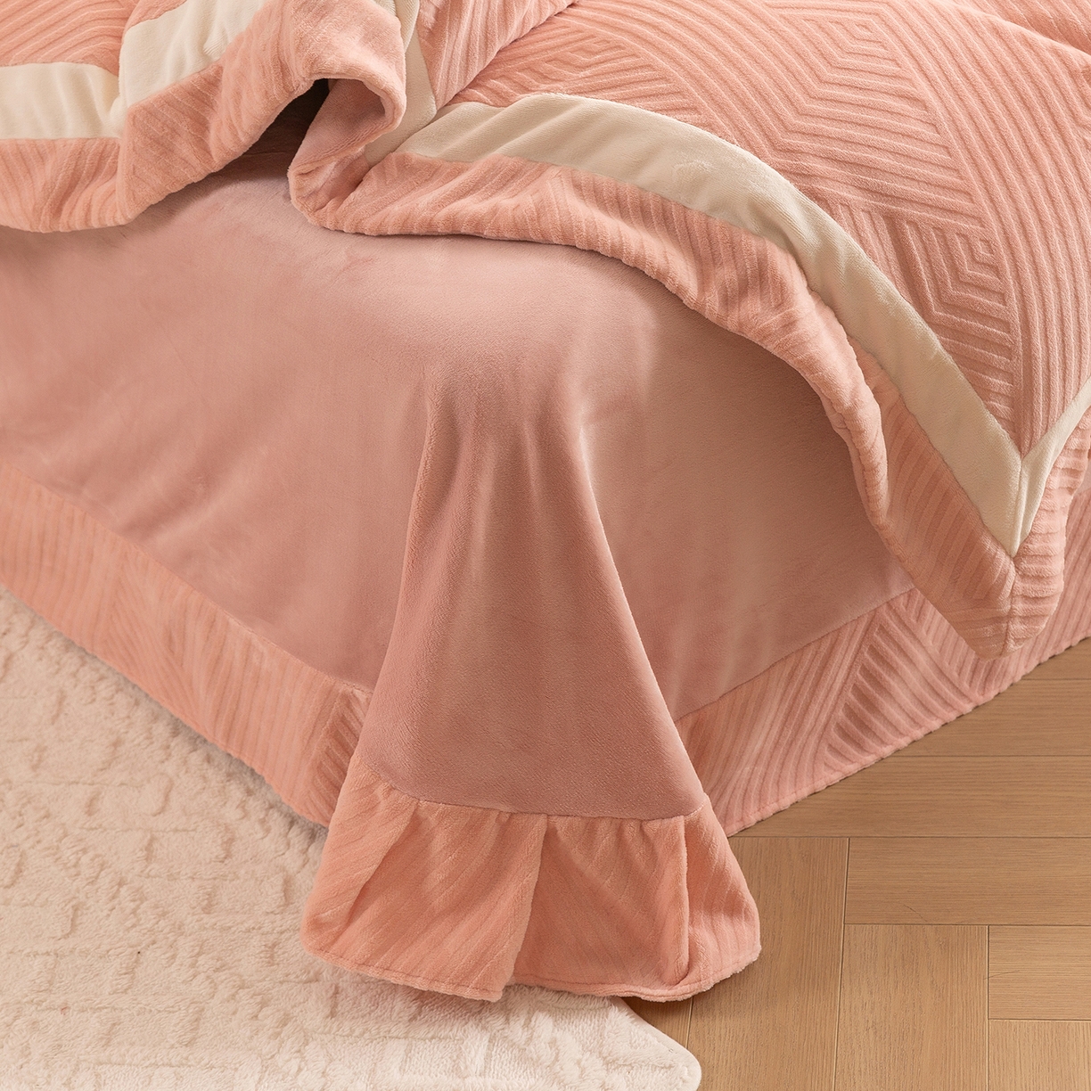 91家纺网 家纺一手货源 找家纺 （总）绒博士 2025新款牛奶绒双拼角雕花宽边款四件套--西西里系列