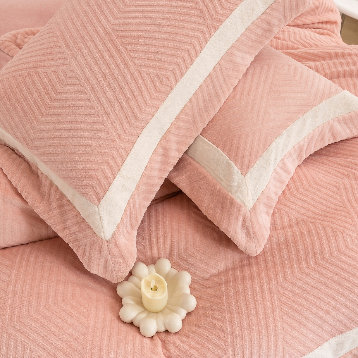 91家纺网 家纺一手货源 找家纺 （总）绒博士 2025新款牛奶绒双拼角雕花宽边款四件套--西西里系列