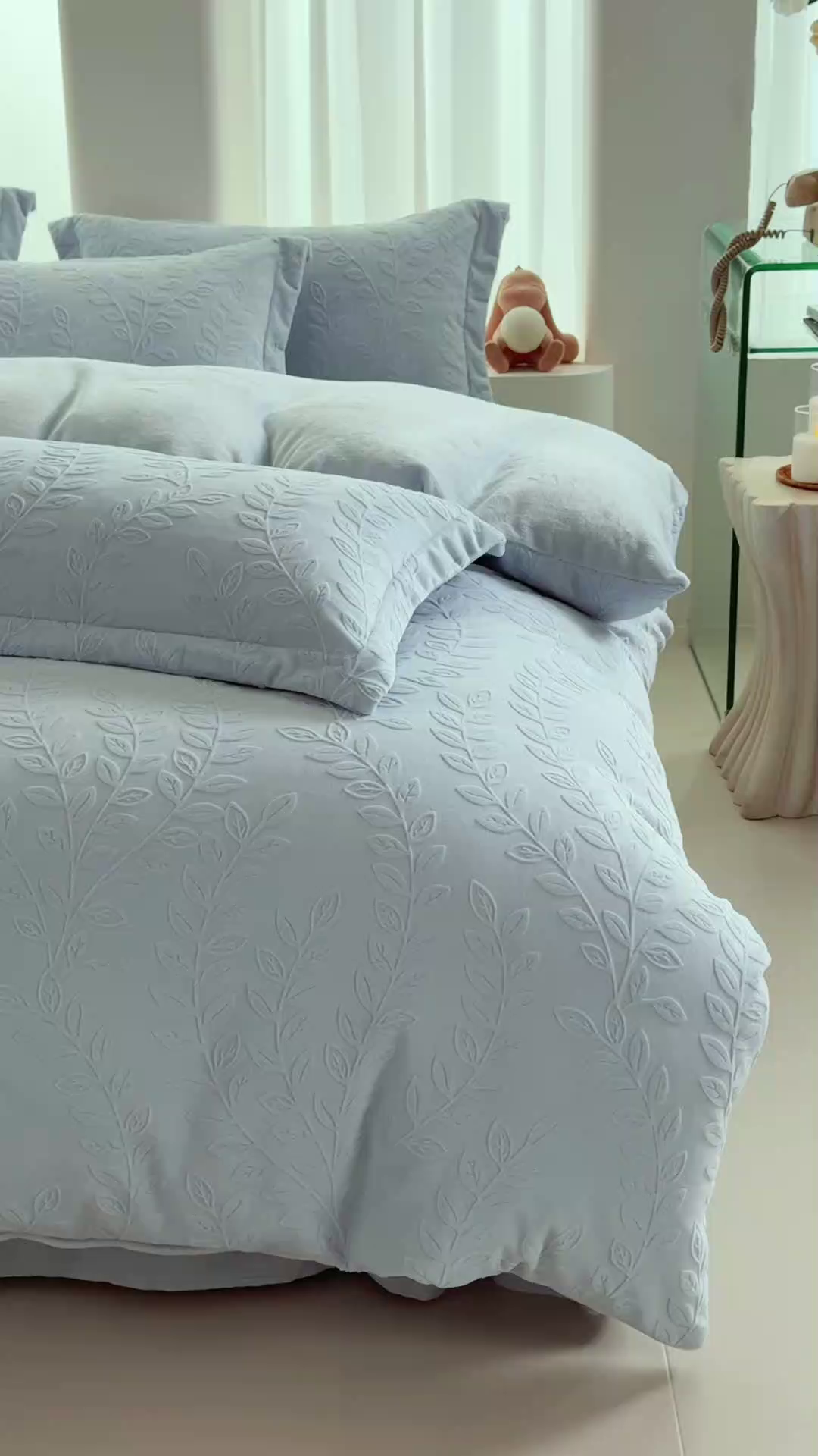 91家纺网 家纺一手货源 找家纺 亿梵 2025秋冬新款A类全消光牛奶绒立体5D雕花绒四件套 安娜花园-天空蓝