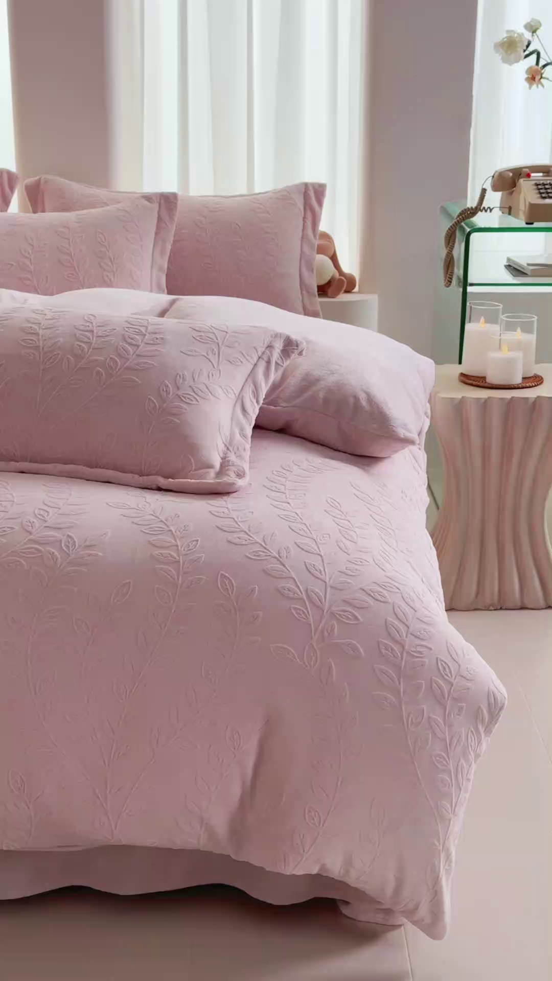 91家纺网 家纺一手货源 找家纺 亿梵 2025秋冬新款A类全消光牛奶绒立体5D雕花绒四件套 安娜花园-白桃粉