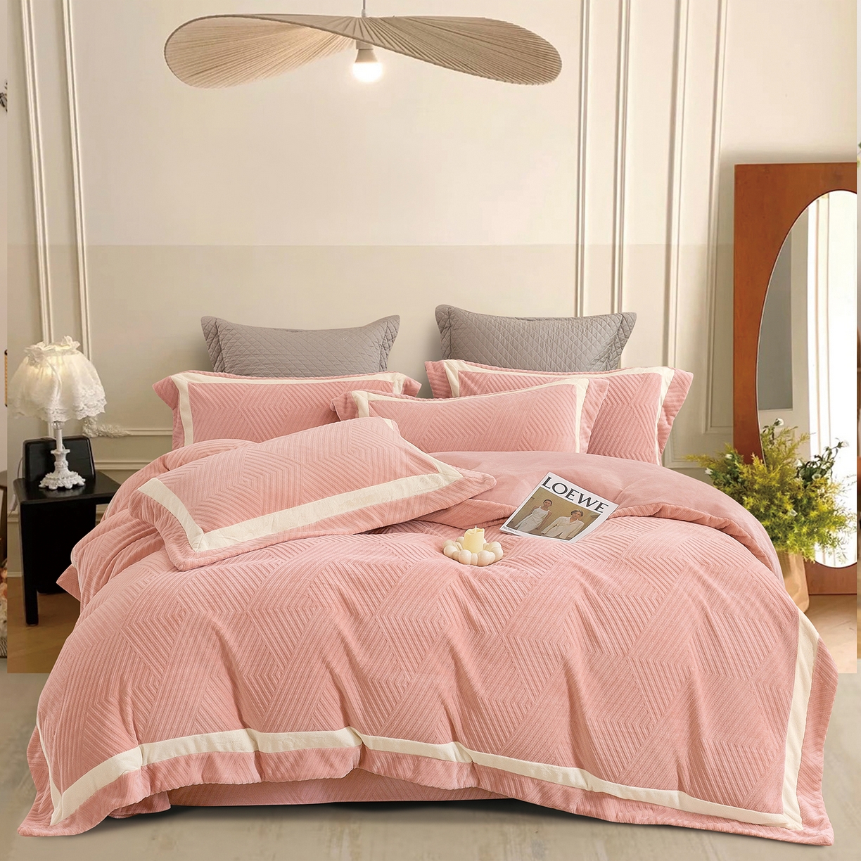 91家纺网 家纺一手货源 找家纺 绒博士 2025新款牛奶绒双拼角雕花宽边款四件套--西西里系列 西西里-粉色