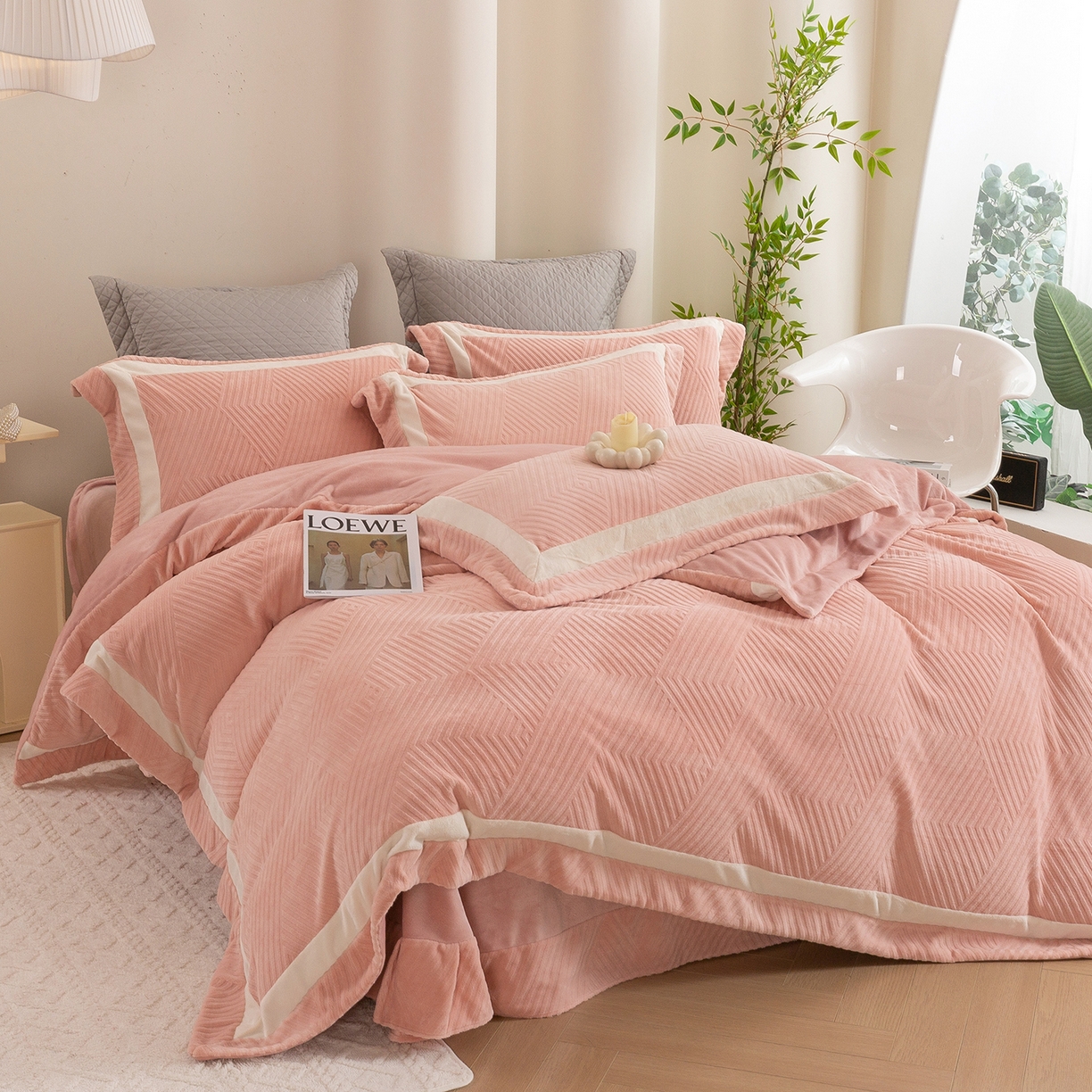 91家纺网 家纺一手货源 找家纺 绒博士 2025新款牛奶绒双拼角雕花宽边款四件套--西西里系列 西西里-粉色