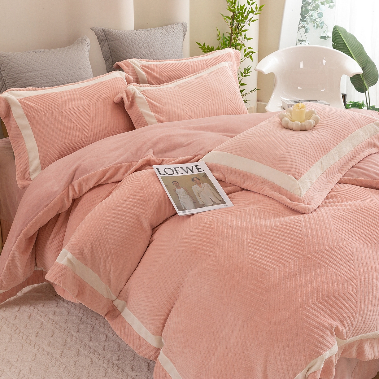 91家纺网 家纺一手货源 找家纺 绒博士 2025新款牛奶绒双拼角雕花宽边款四件套--西西里系列 西西里-粉色