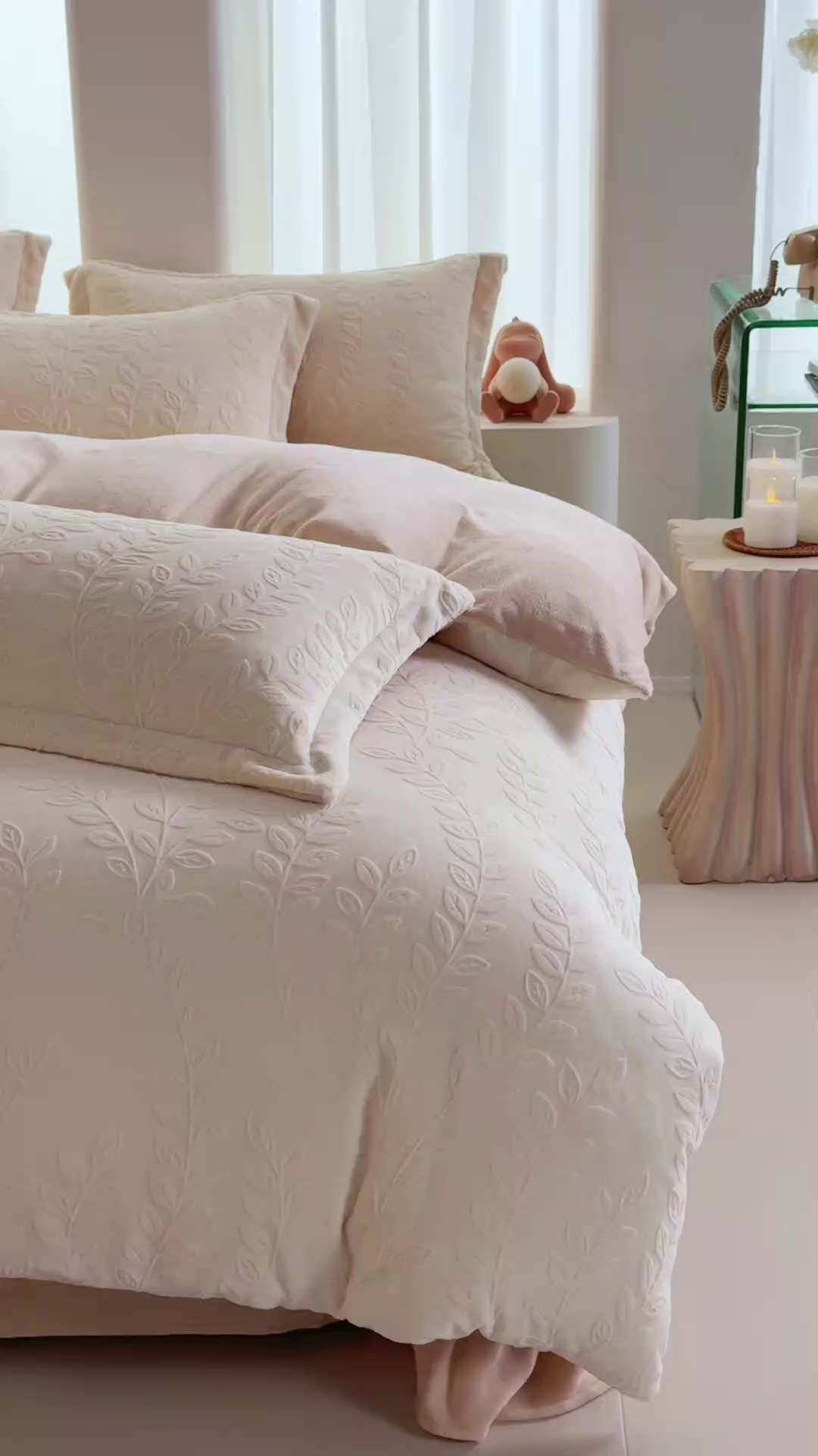 91家纺网 家纺一手货源 找家纺 亿梵 2025秋冬新款A类全消光牛奶绒立体5D雕花绒四件套 安娜花园-奶油白