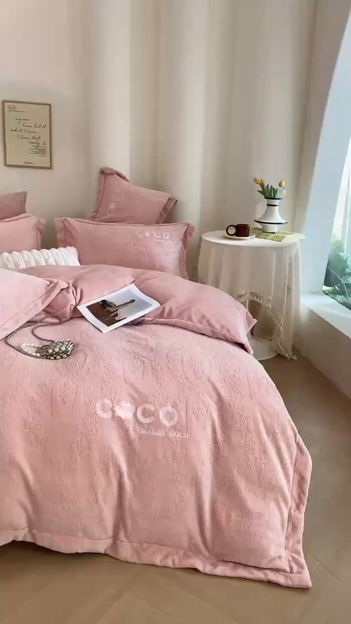 91家纺网 家纺一手货源 找家纺 （总）绒博士 2025新款230克牛奶绒雕花刺绣宽边款四件套--清雅可可系列