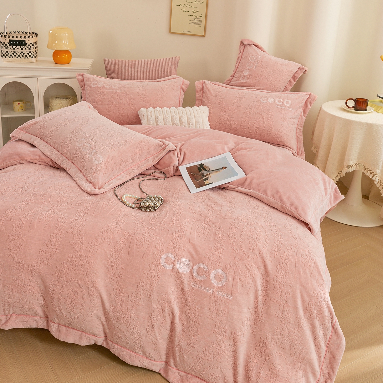 91家纺网 家纺一手货源 找家纺 （总）绒博士 2025新款230克牛奶绒雕花刺绣宽边款四件套--清雅可可系列