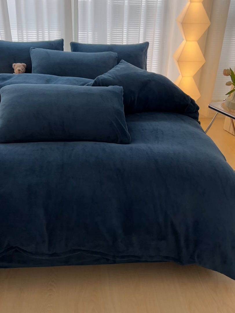 91家纺网 家纺一手货源 找家纺 （总）悦织湾家纺 2025新款简约纯色牛奶绒四件套条纹轻奢时尚冬季加厚保暖床上用品学生宿舍三四件套