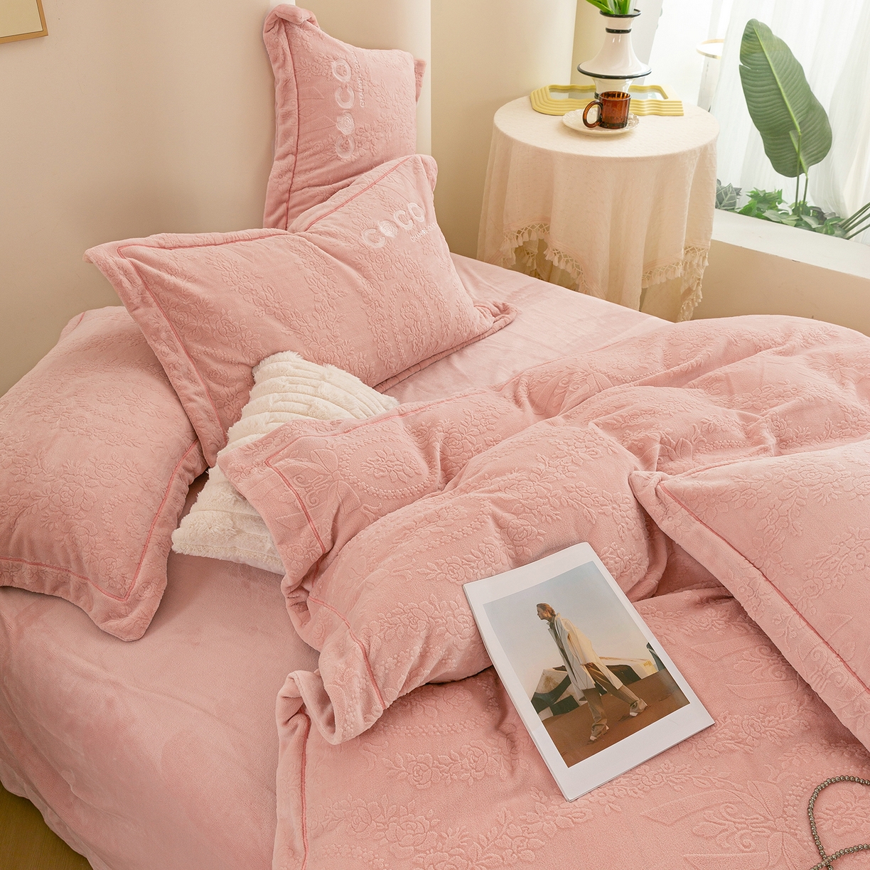 91家纺网 家纺一手货源 找家纺 （总）绒博士 2025新款230克牛奶绒雕花刺绣宽边款四件套--清雅可可系列