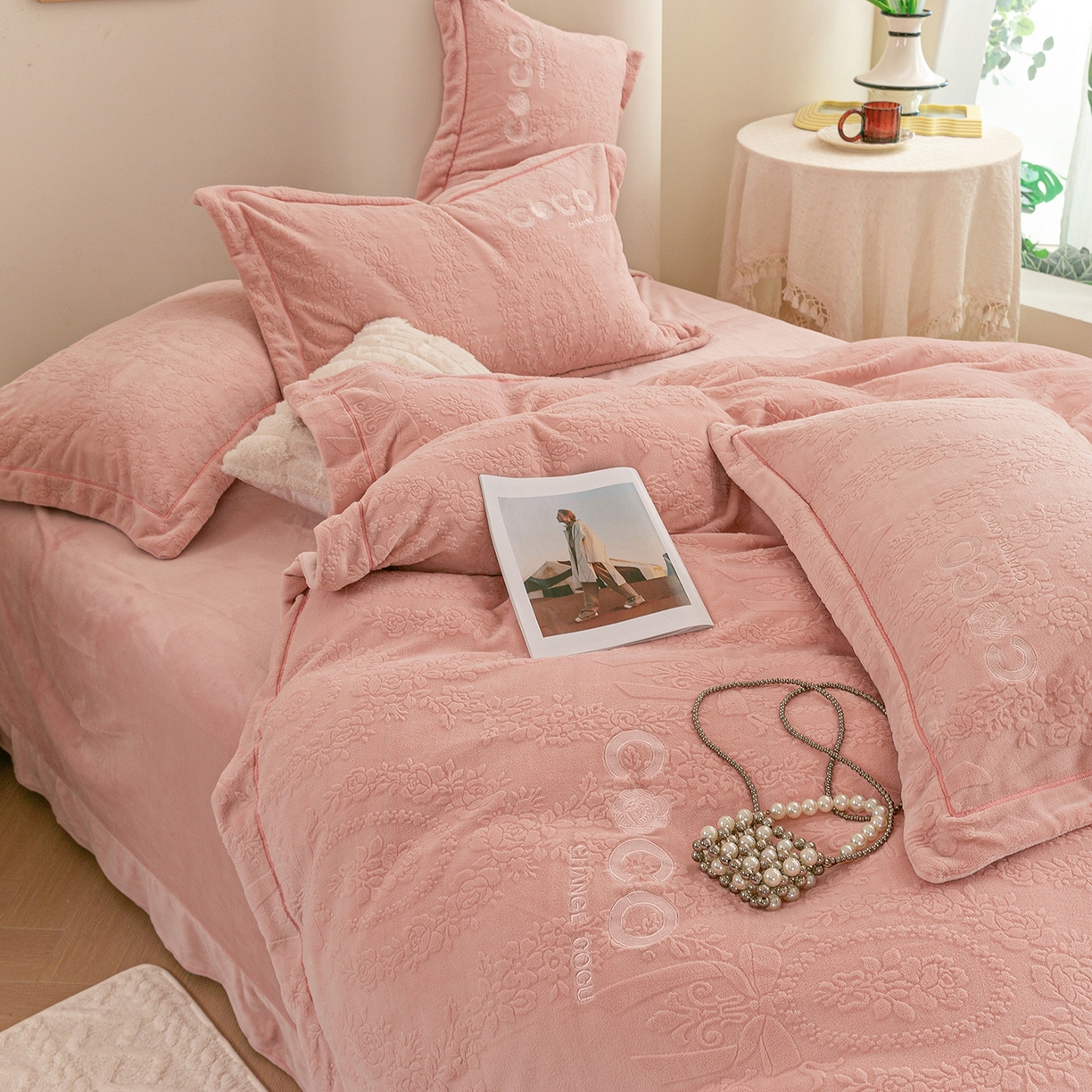 91家纺网 家纺一手货源 找家纺 （总）绒博士 2025新款230克牛奶绒雕花刺绣宽边款四件套--清雅可可系列