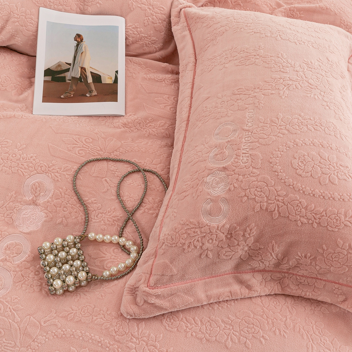 91家纺网 家纺一手货源 找家纺 （总）绒博士 2025新款230克牛奶绒雕花刺绣宽边款四件套--清雅可可系列