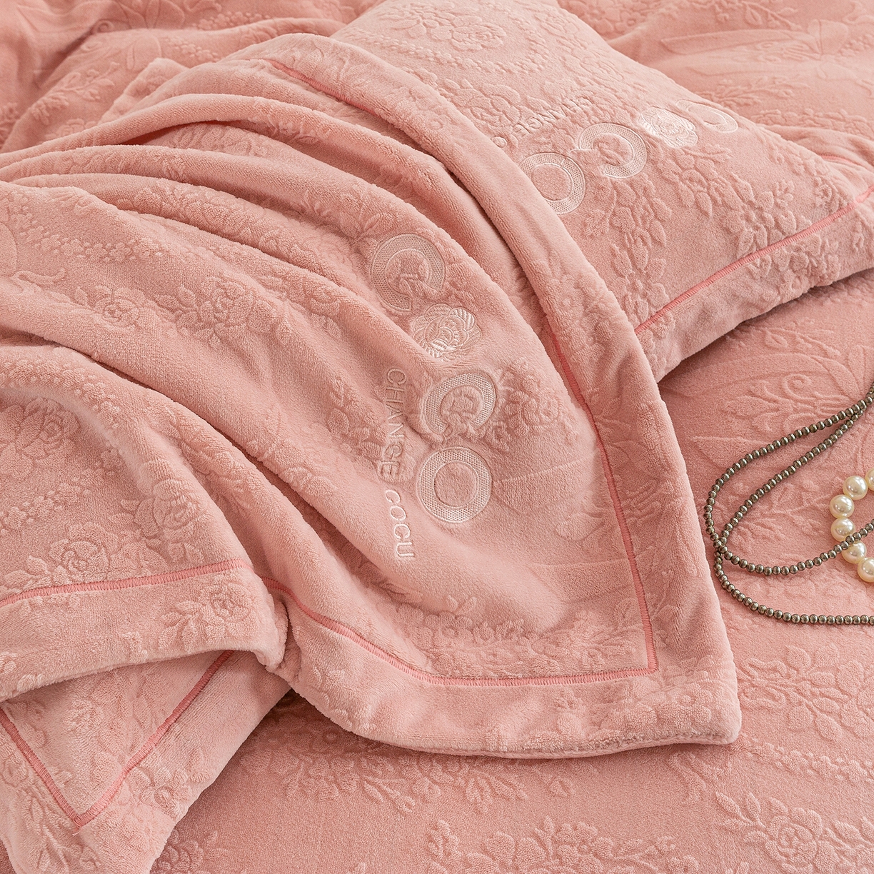 91家纺网 家纺一手货源 找家纺 （总）绒博士 2025新款230克牛奶绒雕花刺绣宽边款四件套--清雅可可系列